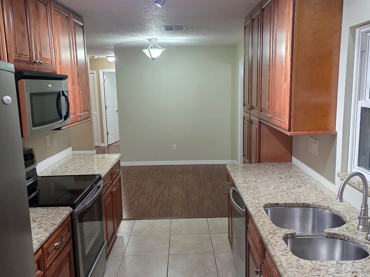 3 bed, 1670 sqft, $2,400 — Photo 4