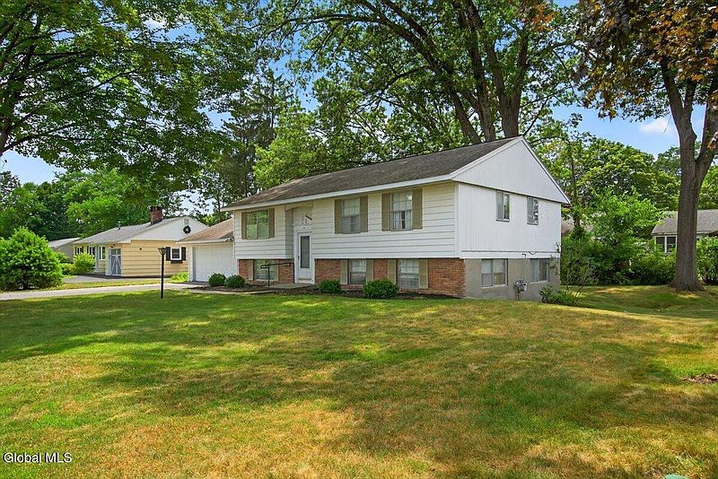 2nd image of 4 Iroquois Drive