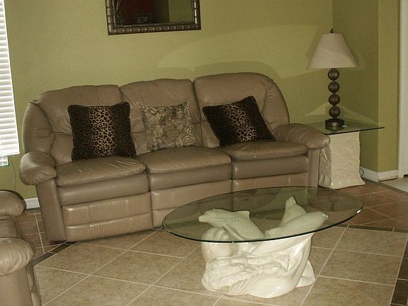 LIVING ROOM (VIEW 2)