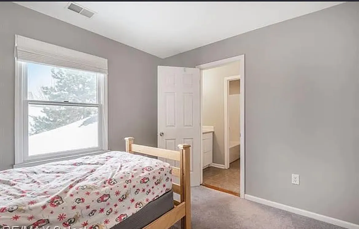 3 bed, 2.5 bath, 2289 sqft, $3,100 — Photo 3
