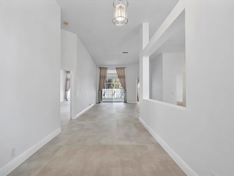970 Greenwood Rd — Photo 5