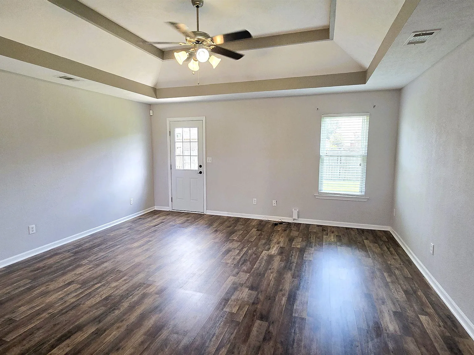 3 bed, 2.0 bath, 1318 sqft, $1,800 — Photo 3