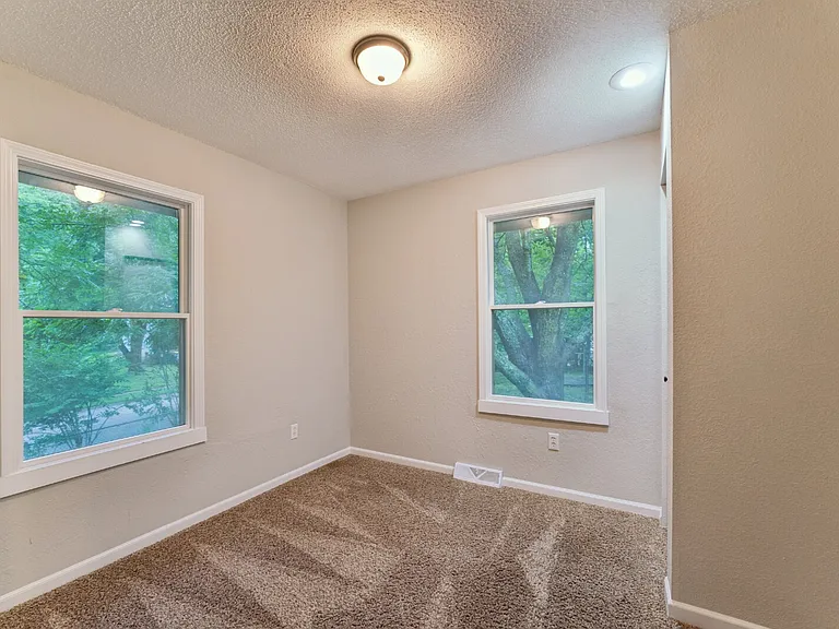 416 SE Claremont St — Photo 23