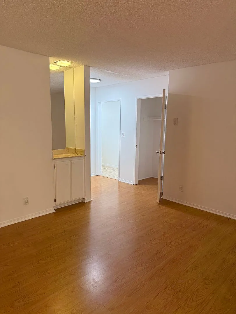 816 Westmount Drive LP — Photo 2