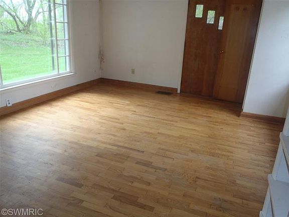 3rd image of 1320 Maplerow Ave NW