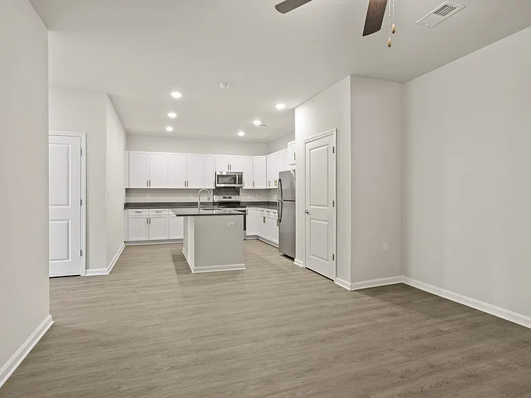 The Grande at Geyser Falls Luxury Apartments — Photo 42