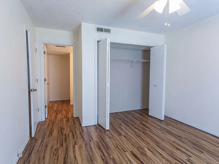 1030 E Walnut St — Photo 7