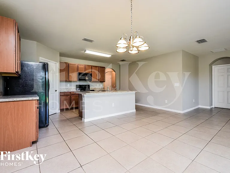 2704 SW 32nd St — Photo 4
