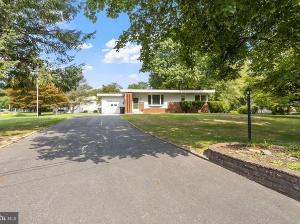 61 Janeway Ave, Moorestown, NJ 08057