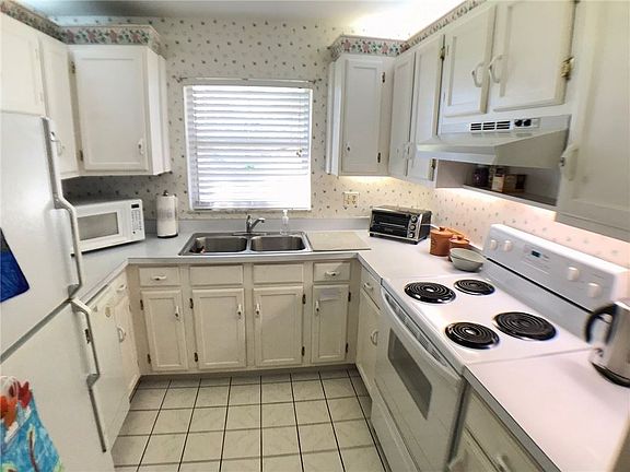 4th image of 29 Pine Arbor Ln APT 201