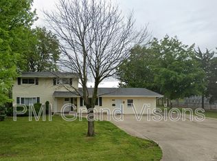 2151 11th St APT B, Charleston, IL 61920