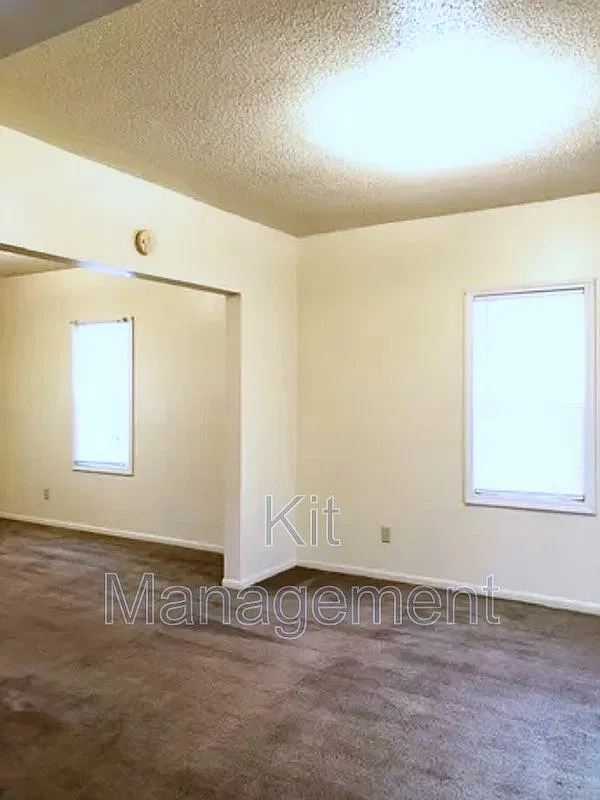 Charming 3-Bed Home with Fenced Yard South End of Toledo 842 Toronto Avenue — Photo 3
