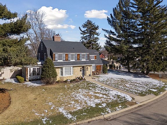 3rd image of 932 9th Ave SW