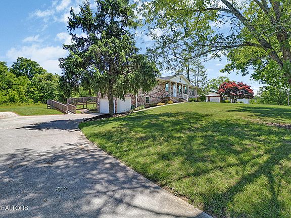 4th image of 2728 Mary Emily Ln