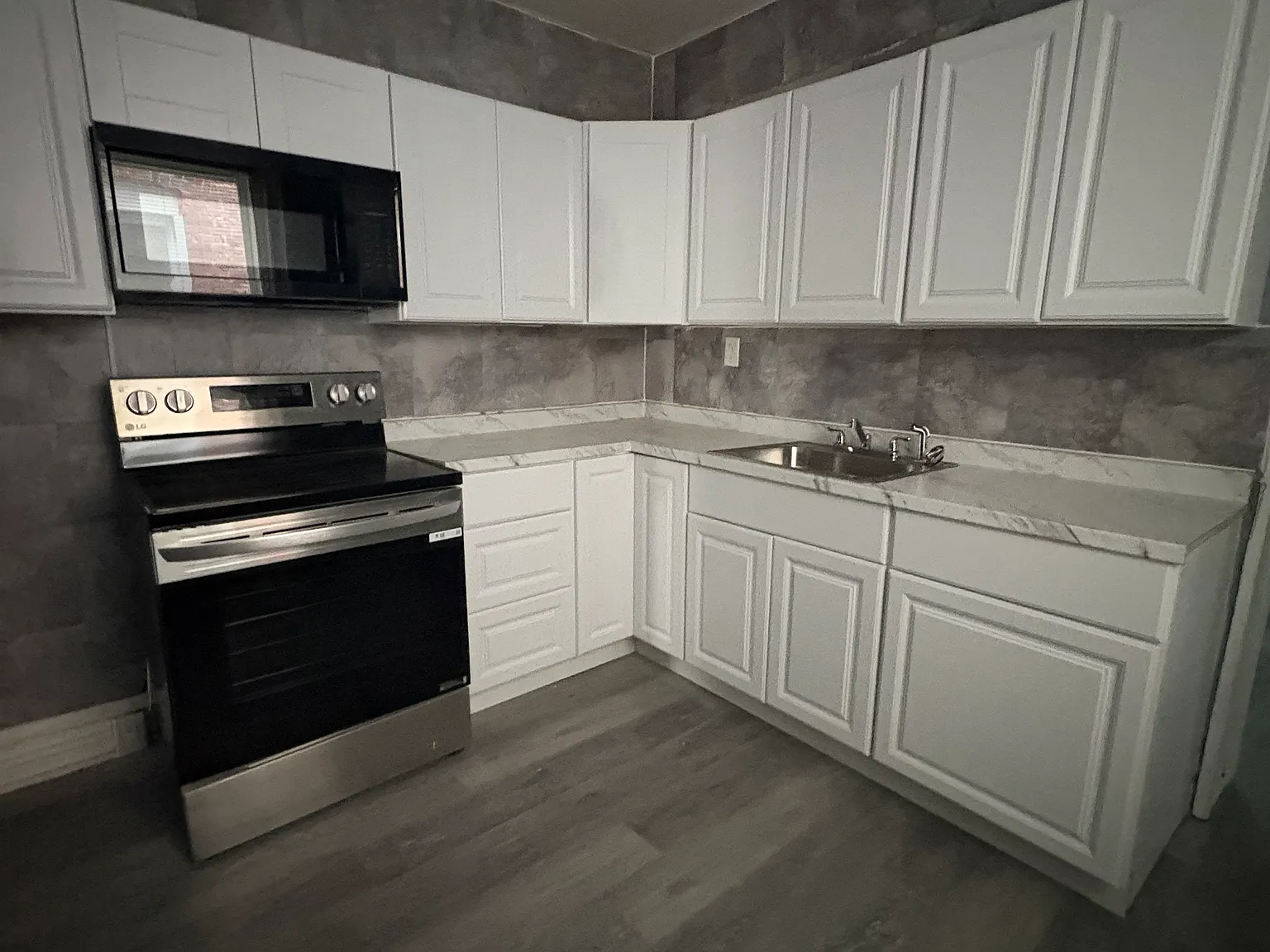 5 bed, $1,800 — Photo 2