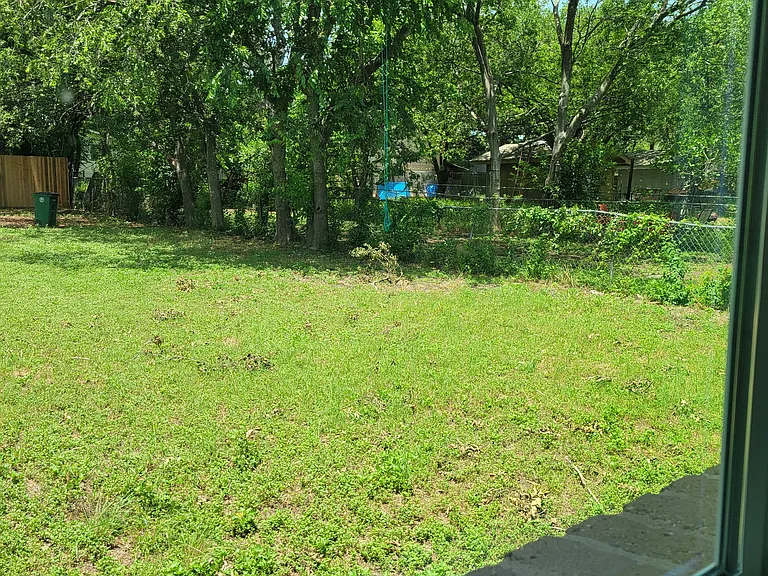Blessing Ave — Photo 12