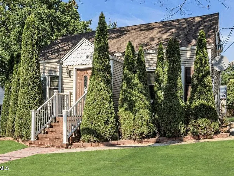 402 Ryders Ln — Photo 3