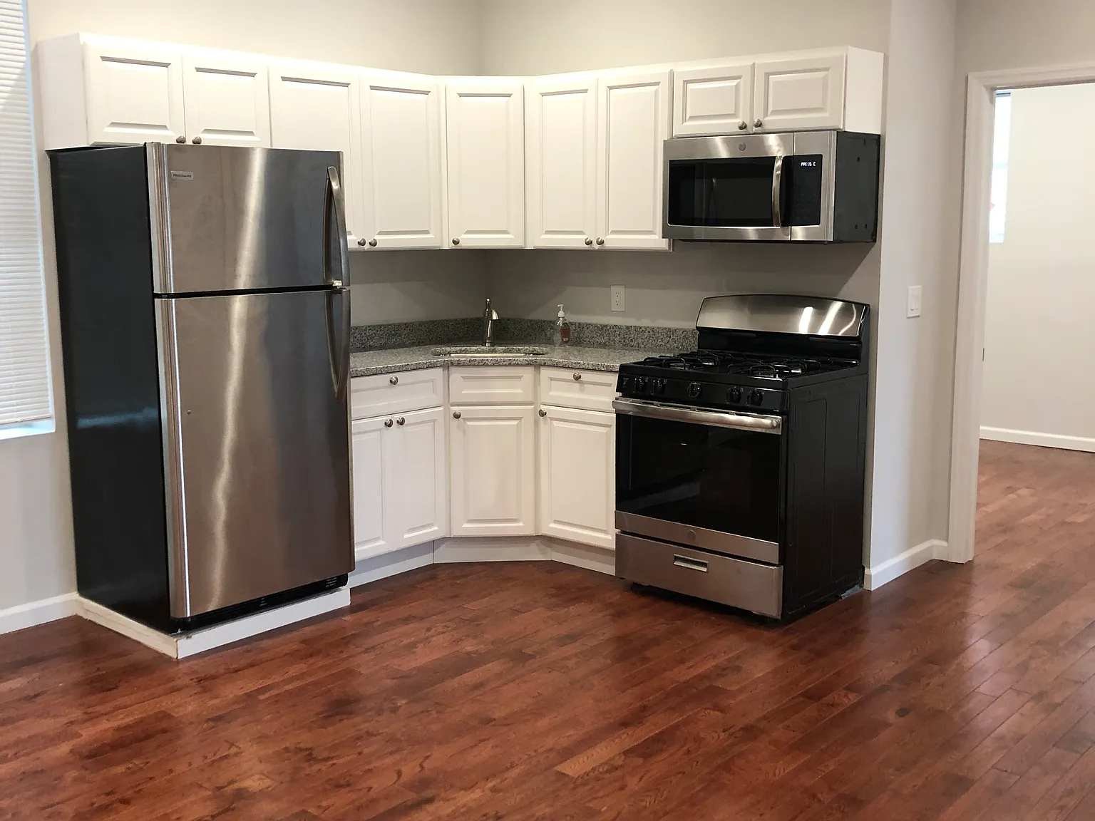 2 bed, 850 sqft, $1,950 — Photo 2