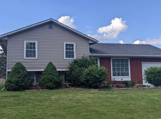 1121 Honeysuckle Ln, Bluffton, IN 46714