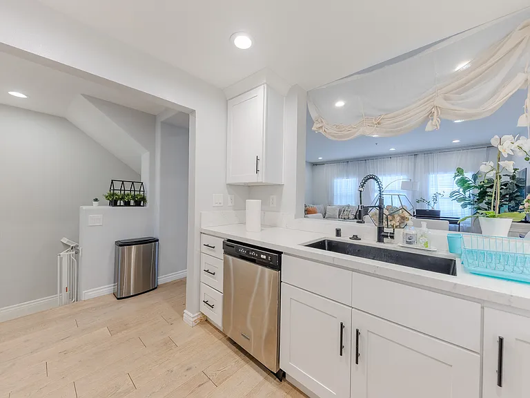 628 E Walnut St — Photo 13