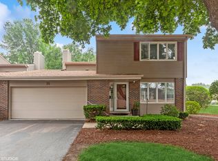 35 Pebblewood Trl, Naperville, IL 60563