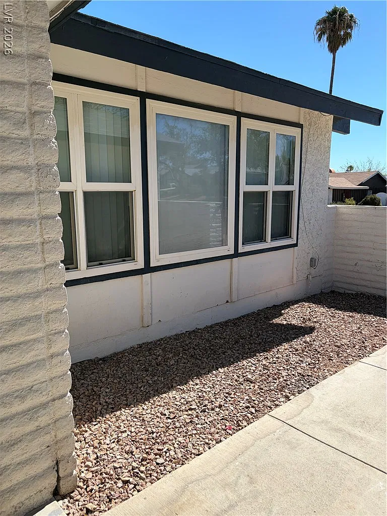 3 bed, 2.0 bath, 1707 sqft, $2,400 — Photo 3