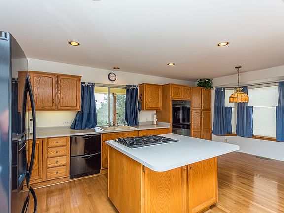 3rd image of 8450 N Valley Oak Dr
