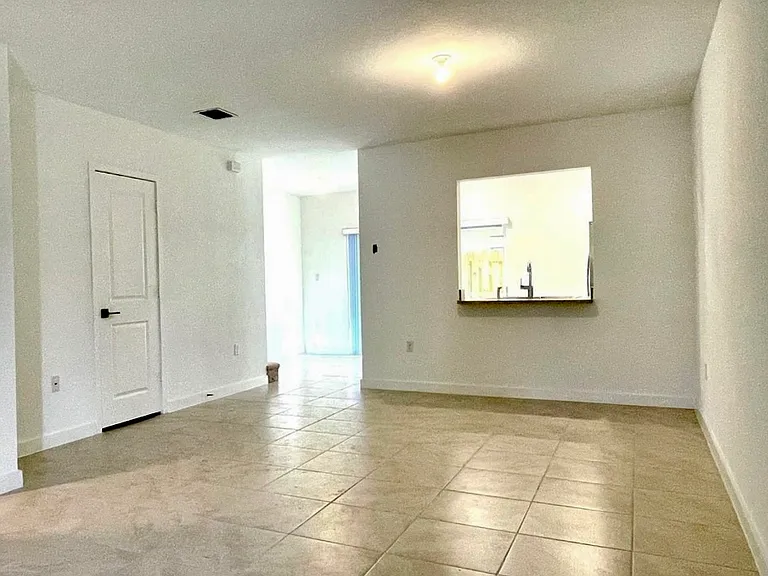 350 NE 5th Pl — Photo 4