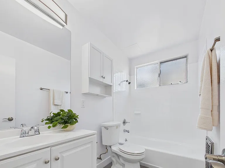 Sepulveda Apartments — Photo 10