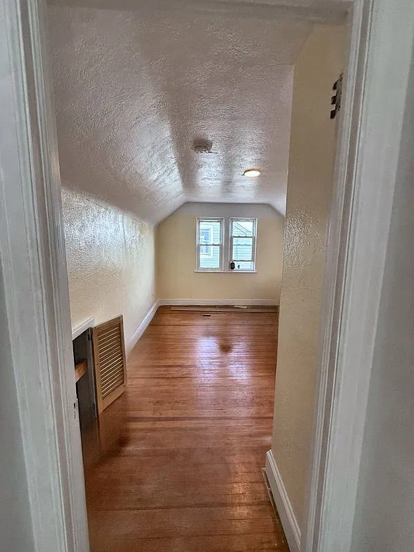 3 bed, 2.0 bath, 1000 sqft, $3,500 — Photo 3