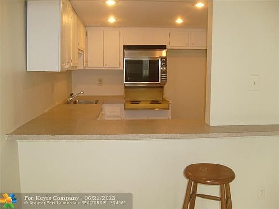 2nd image of 2751 Taft St APT 102