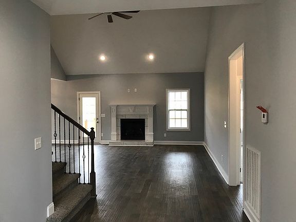 2nd image of 584 Larkspur Dr
