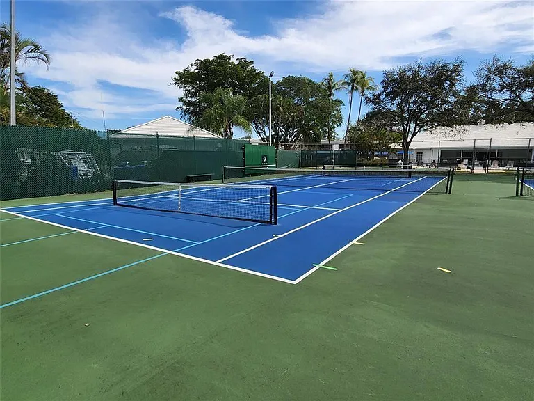 6437 Bay Club Dr #4 — Photo 31