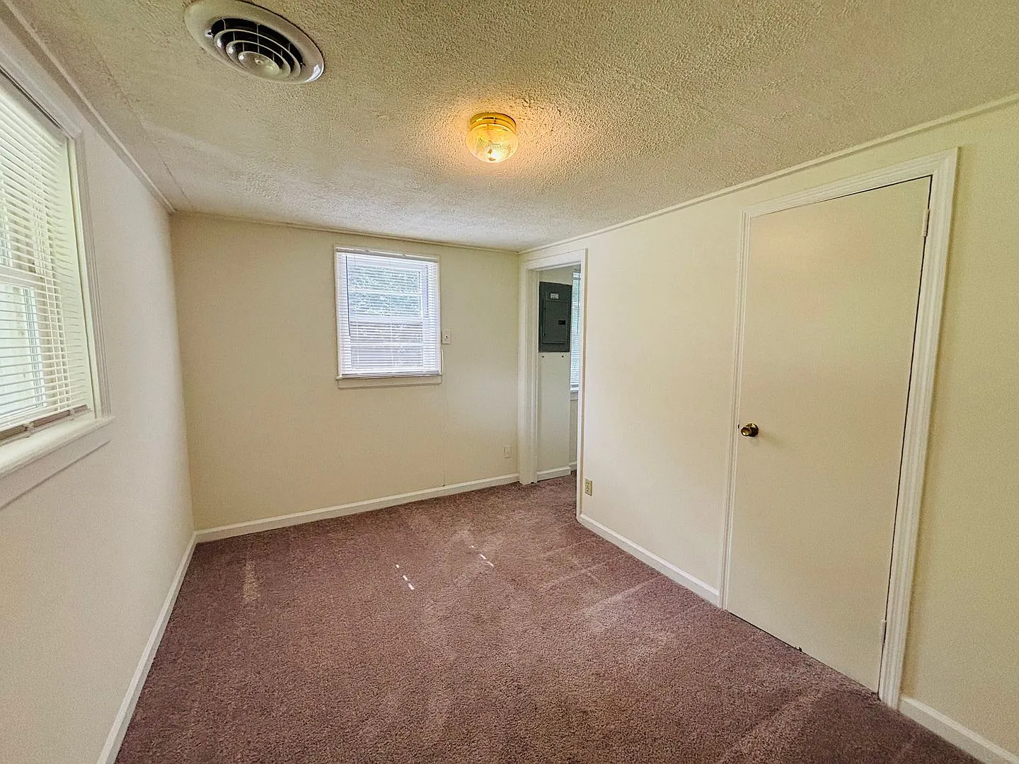 4 Bedroom 2.5 Bath House — Photo 4