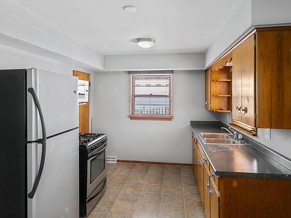 4th image of 1215 N Prairie Ave