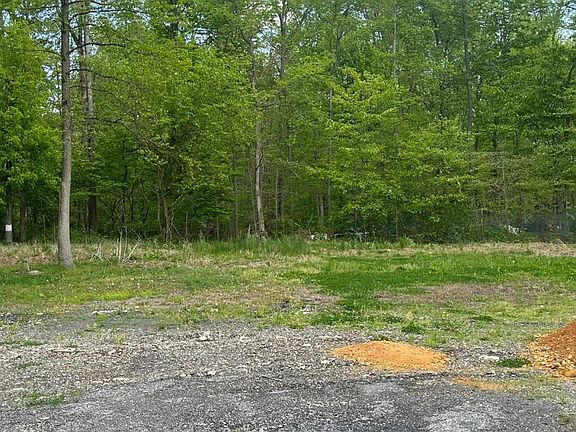 3rd image of 909 Hyde Park Rd