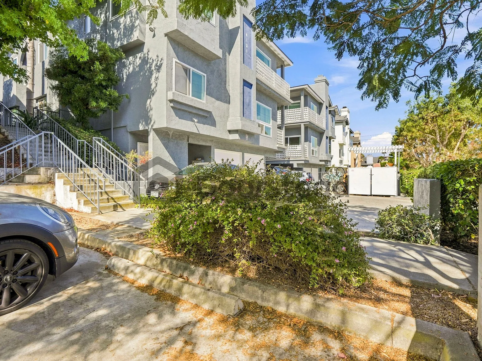 3 bed, 3.0 bath, 1250 sqft, $4,900 — Photo 3
