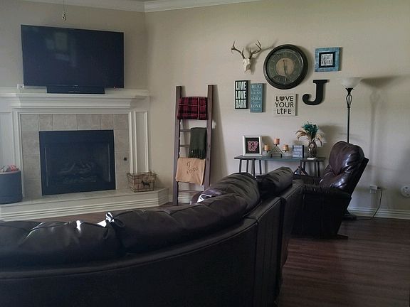 Living room with fireplace 