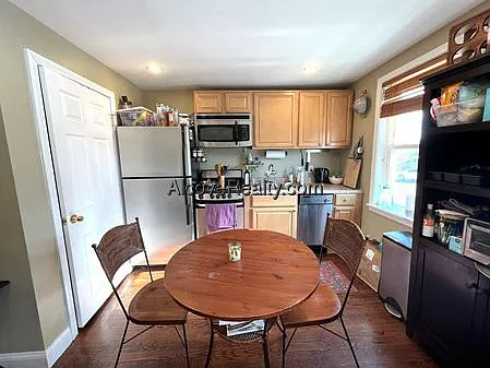 Studio, 1.0 bath, $3,950 — Photo 2