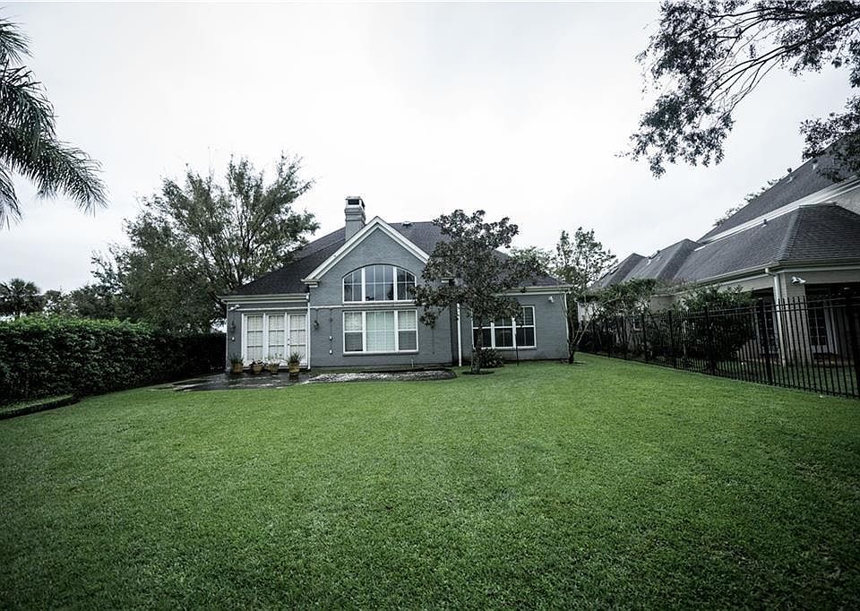 1st image of 10 Lakeway Ct
