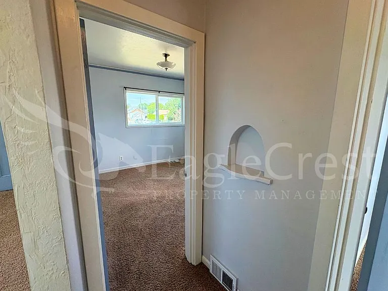 1001 W Chestnut St — Photo 17