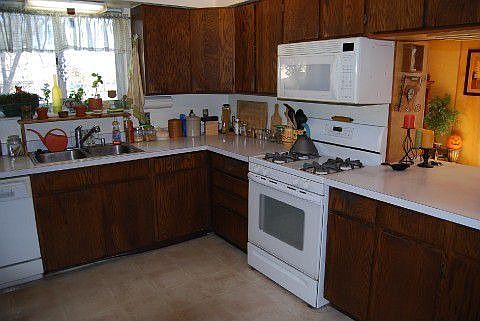 LARGE KITCHEN & EATING SPACE