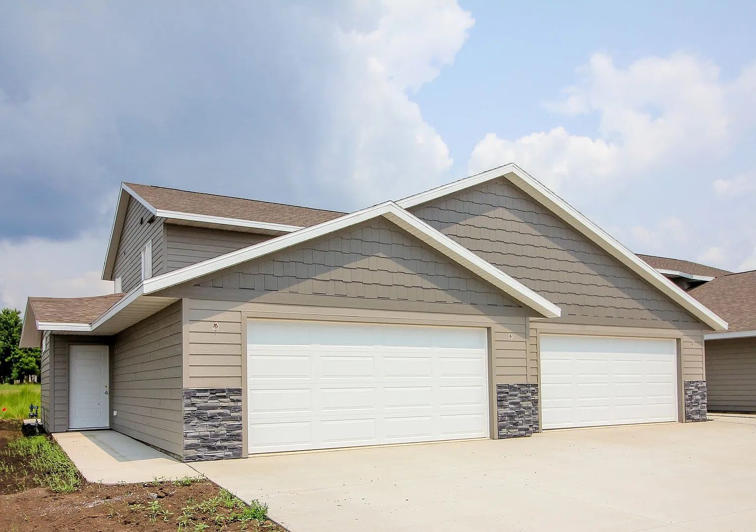 Newer 3 bed 2 bath in Tea Special rate $1775 with a 13 month lease — Photo 2