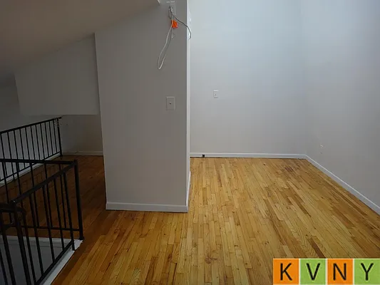 Rented by KVNY Soho | media 30