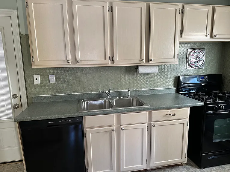 449 Sylvania Ave — Photo 5