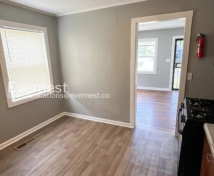 516 Athens Ct — Photo 3