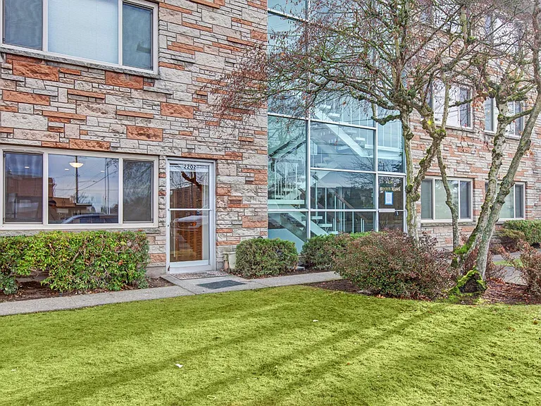 Boston Manor Apartments — Photo 8