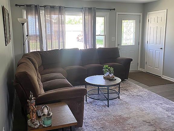 4th image of 903 Mayflower Ave