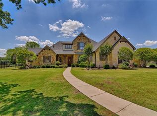 904 Shady Vale Dr, Kennedale, TX 76060