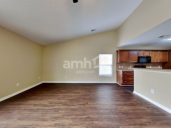 4th image of 304 Southport Dr